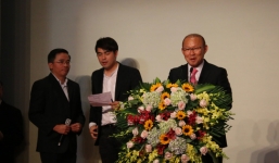 HLV Park Hang Seo  tặng 100.000 USD tiền thưởng cho trẻ em nghèo