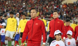 Quế Ngọc Hải đeo băng đội trưởng cho Văn Quyết trước khi nhận cúp vô địch AFF Cup