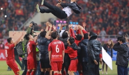 Hành động lạ của Xuân Trường khi đồng đội tung hô thầy Park lên cao