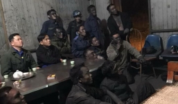 12 người đàn ông mặt lắm lem ngồi xem bóng đá hot nhất MXH