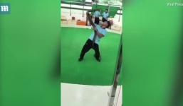 Nghệ sĩ thôi miên hổ mang chúa khổng lồ lãnh cú cắn tử thần, ngừng thở ngay trên sân khấu