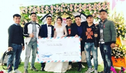 Nhóm bạn thân mừng cưới hoành tránh bằng phong bì to hơn cả người cô dâu, chú rể