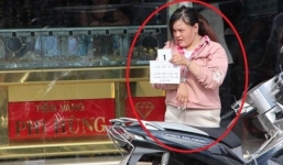 Cô gái trẻ liều lĩnh cướp giật vàng rồi bỏ chạy trước mặt chủ tiệm