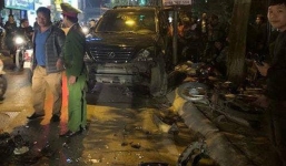 Hiện trường vụ xe Lexus đâm liên hoàn 8 xe máy khiến nhiều người bị thương