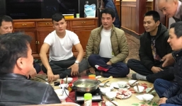 Về quê chẳng kịp nghỉ ngơi, Quang Hải bận bịu tiếp khách, nhậu nhẹt tới bến