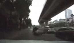 Clip: Thanh niên chạy xe máy đâm 2 người đi trước ngã văng xuống đường
