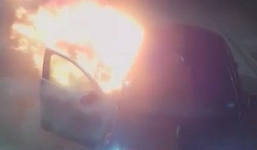 Tưới xăng đốt xe taxi cho vui, hai thanh niên say rượu lãnh 6 năm tù