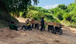 Nghi vấn đoàn xe chở gỗ lậu nghênh ngang qua cửa rừng Gia Lai ngay giữa ban ngày