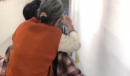 Hành động này của chàng trai trẻ với bà khi đi thang cuốn khiến cư dân mạng cay sống mũi