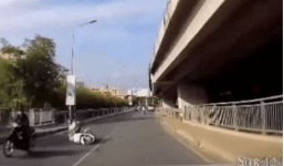 Người phụ nữ đeo túi trước ngực bị cướp tấn công táo tợn ngã nhào xuống trước đầu ô tô đang lao tới