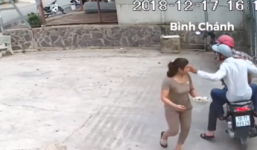 Táo tợn cướp xông vào tận sân giật dây chuyền