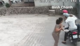 Video: Cướp táo tợn áp sát giật dây chuyền người phụ nữ đi bộ trong nháy mắt