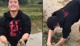 Video: Thủ môn Bùi Tiến Dũng xắn quần lội ruộng bắt cá chạch siêu đẳng 