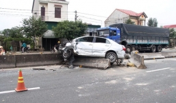 Hà Tĩnh: Ô tô con va chạm với container, tài xế bị trọng thương