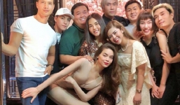 Hà Hồ tạo dáng với phong cách nhí nhảnh nhưng cái tay để trên đùi Kim Lý mới gây chú ý