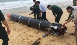 Phú Yên phát hiện quả ngư lôi dài gần 7m bị mắc vào lưới đánh cá