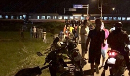 TNGT nghiêm trọng: Tàu húc văng xe 7 chỗ, 5 người thương vong