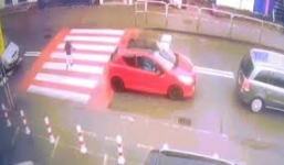 Video: Bé gái bị xe húc bay người vẫn đứng dậy đi lại như thường