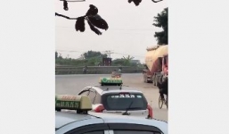 Clip: Thót tim người đàn ông vô tư dắt xe máy đang cháy trên đường