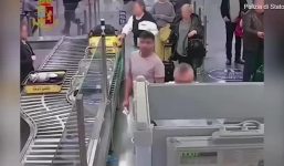 Clip: Khoảnh khắc tên trộm lấy cắp 9.000 USD trong tích tắc ở cửa an ninh sân bay