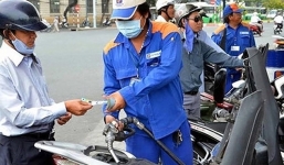 Giá xăng tiếp tục giảm xuống mức thấp kỷ lục