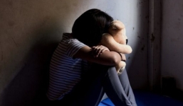 Thấy chai sữa có vị đắng nên không uống, bé gái 13 tuổi kinh hoàng phát giác mỗi đêm bố đều thực hiện hành vi bệnh hoạn này