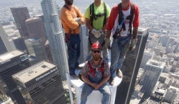 Thót tim cảnh công nhân treo mình làm việc trên những công trình chọc trời