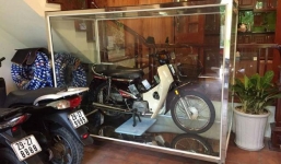 Chiếc xe Honda Dream bản 1995 được cất trong lồng kính, có giá bằng 8 cây vàng
