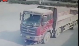 Thót tim pha thoát chết ngoạn mục của cô gái khi bị cuốn vào gầm xe tải