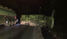 TNGT nghiêm trọng: Xe tải lật trơ bụng trên QL6, tài xế tung cửa thoát nạn