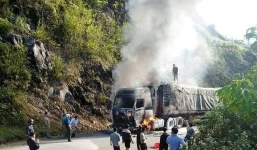 Tin tức tai nạn giao thông mới nhất ngày 22/12: Xe chở 70 tấn gạo cho hộ nghèo bốc cháy dữ dội 