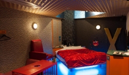 Thiếu nữ Thái Lan khỏa thân, bị đánh bất tỉnh trong khách sạn Tình Yêu Nhật Bản