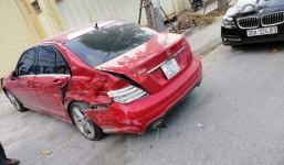 Tai nạn liên hoàn trên phố Hà Nội, 2 xe sang Mercedes và BMW hư hỏng nặng