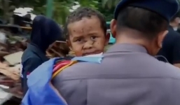 Kỳ tích: Cậu bé 5 tuổi Indonesia thoát chết sau 12 giờ mắc kẹt dưới đống đổ nát
