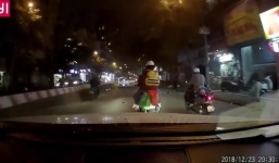 Góc cảnh giác: Con nhỏ nằm ngả người trên xe máy ngủ gật bố vẫn không hay biết