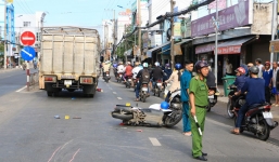 Tin tức tai nạn giao thông mới nhất ngày 25/12: Mẹ nguy kịch, con trai tử vong sau va chạm xe tải