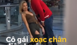 Cô gái xoạc chân điêu luyện để né nụ hôn khiến 'ông già Noel' bẽ mặt