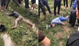 Hà Nội: 2 kẻ trộm chó bị dân hô hoán vây đánh, gục dưới mương nước