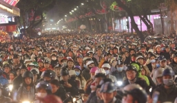 Cảnh tượng nghẹt thở trong đêm Giáng sinh: Nhiều tuyến phố ở Hà Nội tê liệt