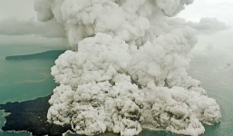 Cảnh 'quái vật' Krakatau phun trào vài tiếng sau khi sóng thần xảy ra ở Indonesia