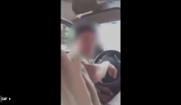 Tài xế taxi 'hổ báo' chửi bới, giơ cùi trỏ dọa đánh khách nữ vì không chịu xuống xe đổi tiền lẻ