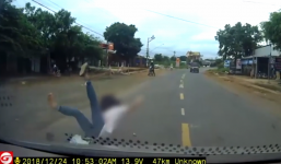 Sang đường kiểu cảm tử, thiếu nữ bị ô tô húc lộn nhào