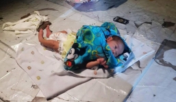 Bé trai 2 tuần tuổi bị bỏ lại giữa chợ, cảnh sát điều tra phát hiện điều ngỡ ngàng