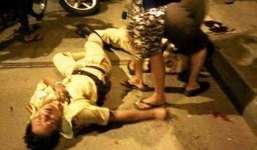 Tài xế ô tô gây tai nạn, hung hăng đánh CSGT ngã xuống đường