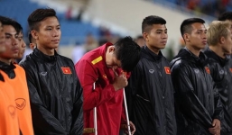 Trung vệ Lục Xuân Hưng chống nạng, bật khóc khi hát Quốc ca vì phải chia tay tuyển Việt Nam