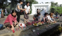 Người dân Indonesia cầu nguyện cho nạn nhân vụ sóng thần 2004