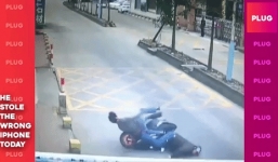 Thanh niên tung 1 cước nhanh như cắt hạ gục tên trộm xe máy khiến cư dân mạng bái phục