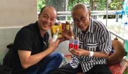 Nghệ sĩ Lê Bình rạng rỡ khi được Đức Hải tặng thuốc trị ung thư