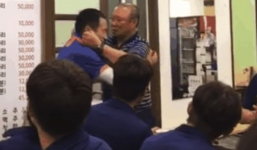 Hành động bất ngờ của HLV Park Hang Seo khi bị ép uống bia