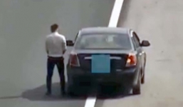 Tài xế ô tô ăn mặc bảnh bao ngang nhiên dừng xe, tiểu tiện giữa đường cao tốc Hà Nội - Hải Phòng